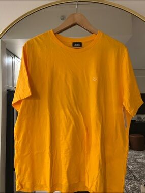 Short-Sleeve Crew Neck T-Shirt in Mustard Yellow